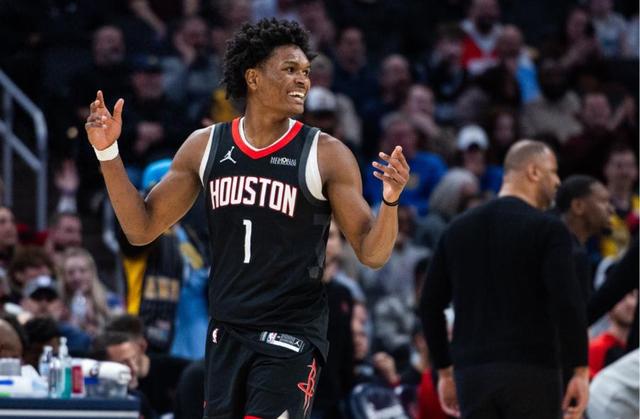 马拉加面对困境，全队集体努力克服的简单介绍