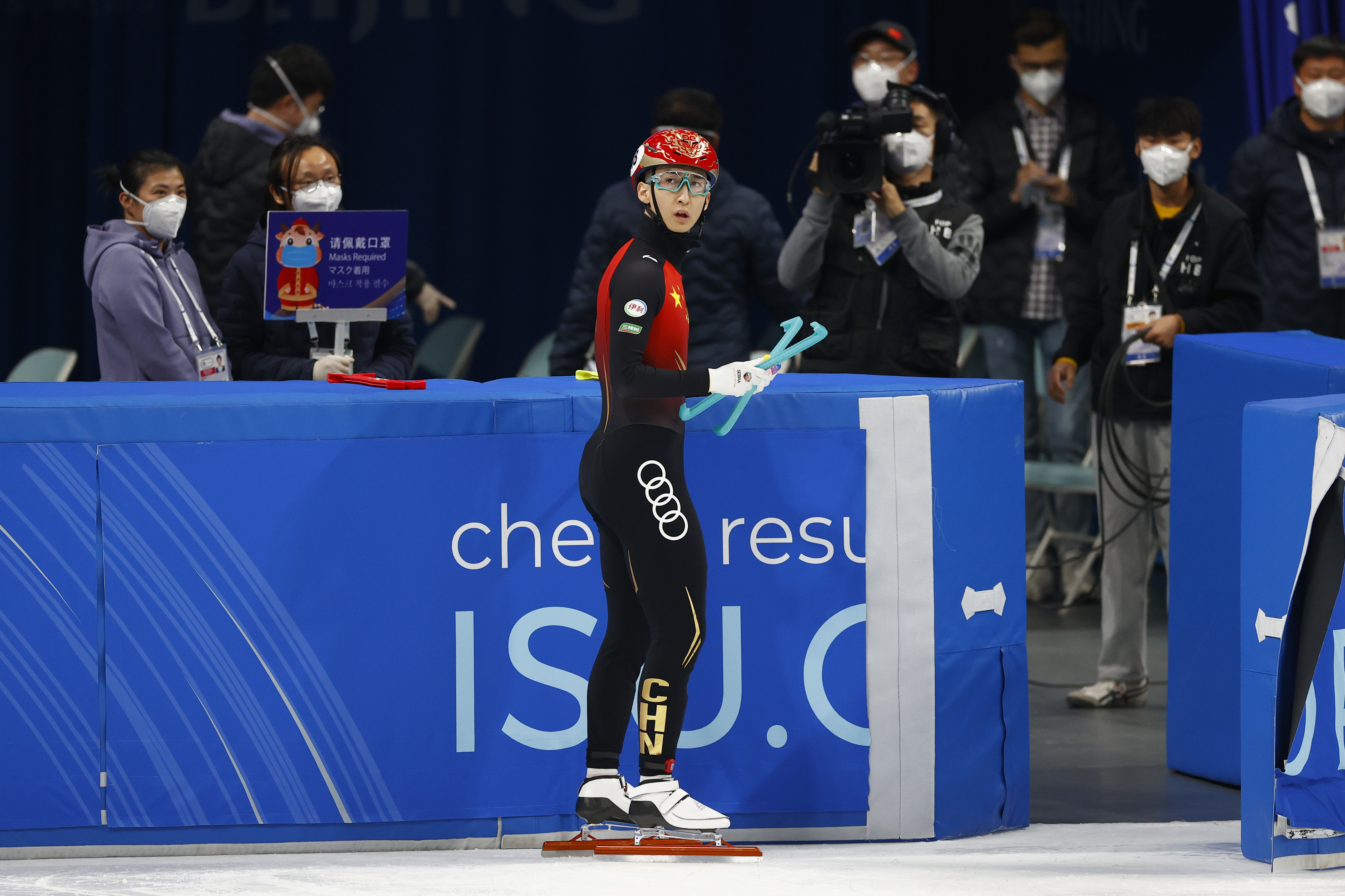 包含短道速滑队备战冬奥，运动员受罚积极训练磨砺的词条