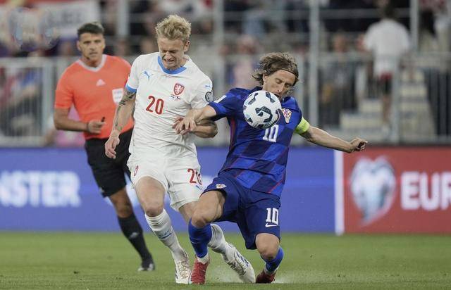 欧预赛比赛上演绝杀大战，球队晋级之路坎坷