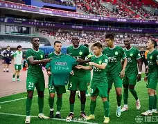 国安重伤倒地，阿贾克斯全队围拢祈祷，场面感人